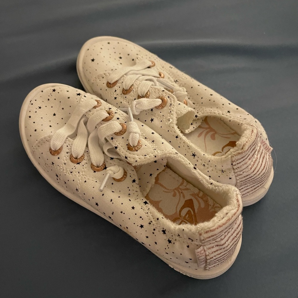 Brand new. Never worn girls Roxy tennis shoes